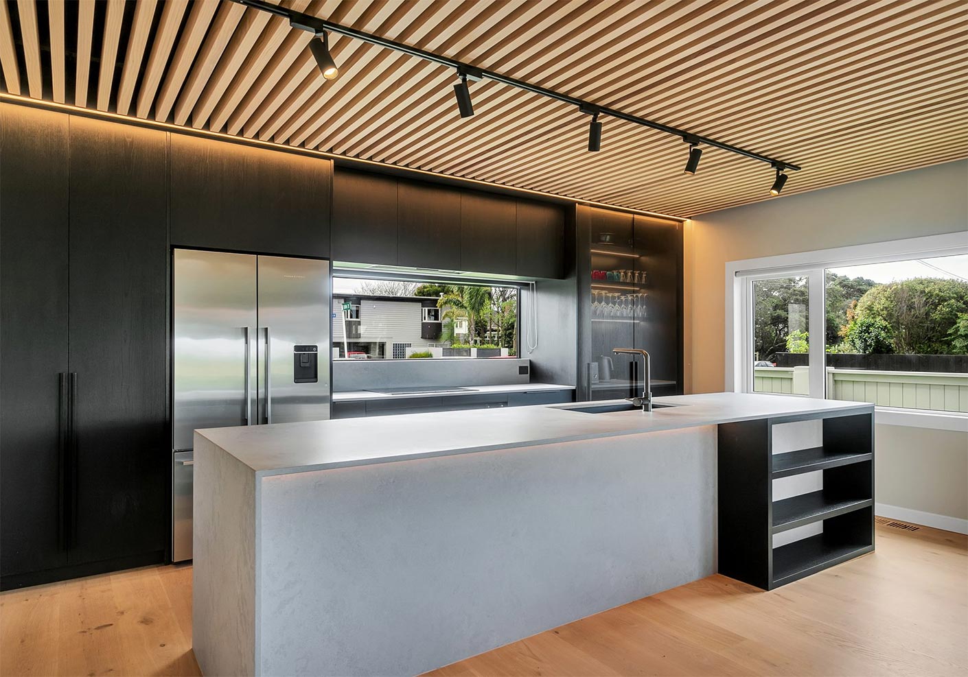Sleek-modern-kitchen-featuring-Caesarstone-Cloudburst